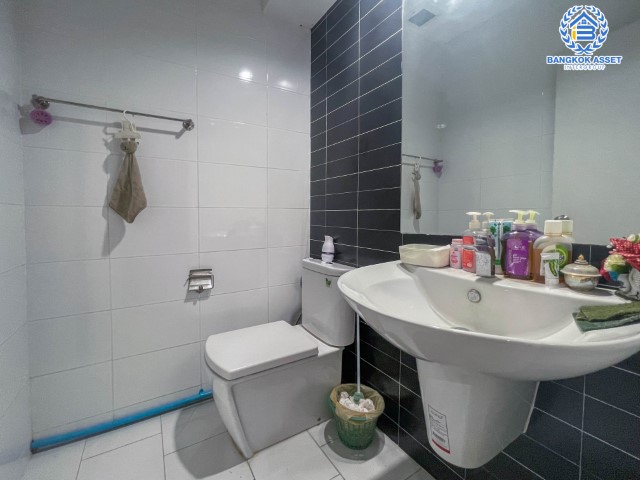 *****ทาวน์เฮ้าส์มือสองย่านกรุงเทพฯ ม.ซิกเนเจอร์ เพชรเกษม69 เนื้อที่กว้างเกือบ 38 ตร.ว. ฟังก์ชัน 5 ห้องนอน 4 ห้องน้ำ ที่จอดรถ 2 คัน พื้นที่ข้างบ้านกว้างขวาง ต่อเติมครบ พร้อมเข้าอยู่ได้ทันที บนทำเลแห่งการเดินทาง ใกล้รถไฟฟ้าสายสีน้ำเงิน "หลักสอง" จองเลย!